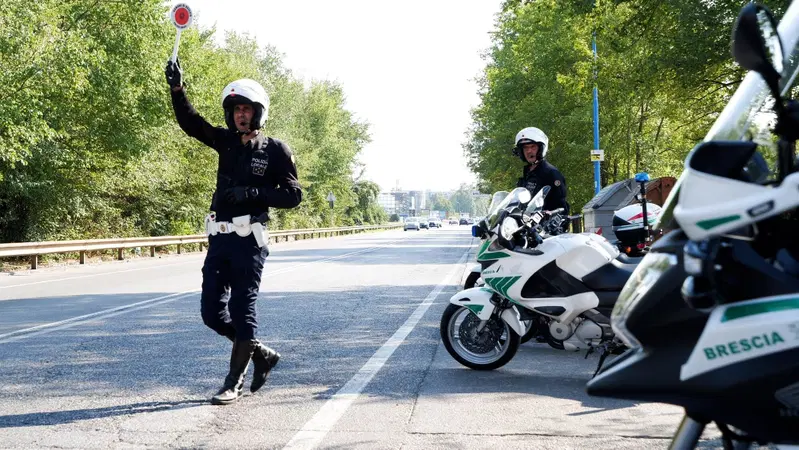 Cosa succede se non ti fermi all'ALT della Polizia? Abbiamo provato per voi...