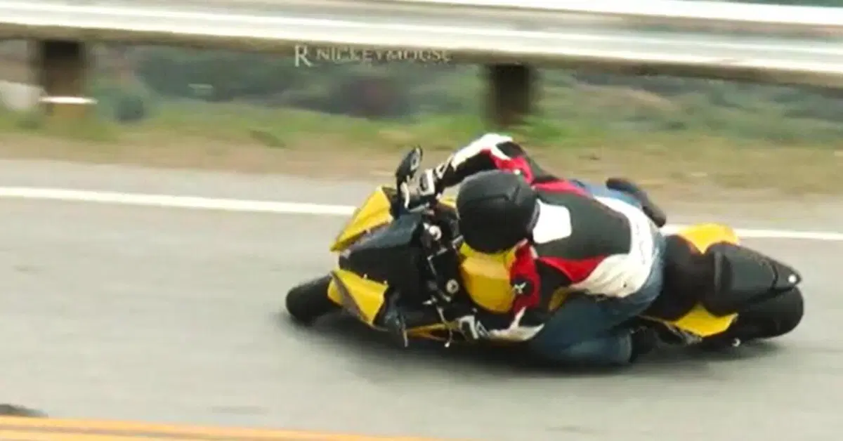 Vede la polizia e perde l'anteriore della sua Yamaha R6 a un passo dal guard rail [VIDEO VIRALE]
