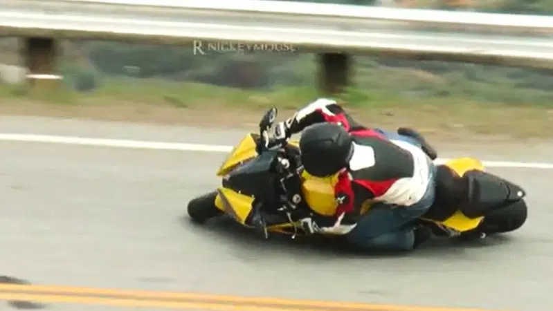 Vede la polizia e perde l'anteriore della sua Yamaha R6 a un passo dal guard rail [VIDEO VIRALE]