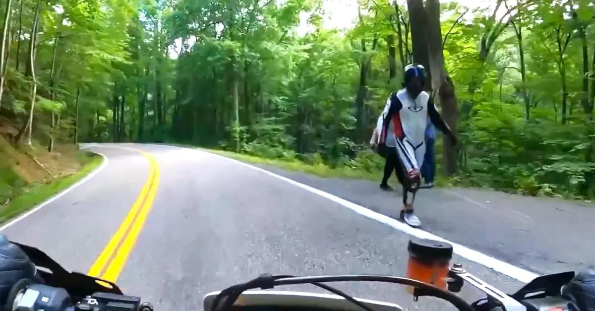 In moto puoi prendere tutte le precauzioni del mondo ma una chiazza d'olio le vanificher&agrave; [VIDEO VIRALE]