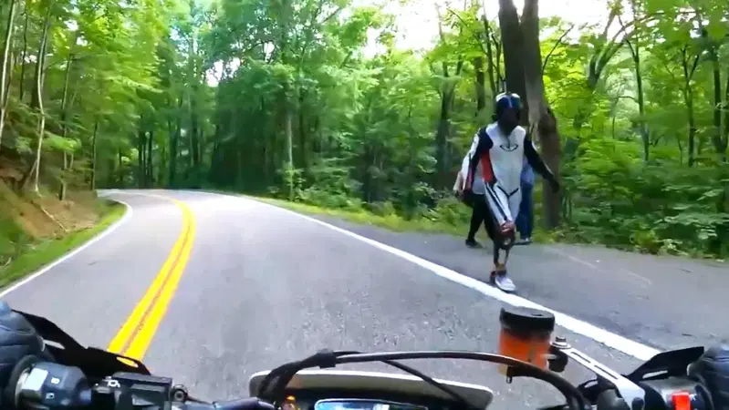 In moto puoi prendere tutte le precauzioni del mondo ma una chiazza d'olio le vanificher&agrave; [VIDEO VIRALE]