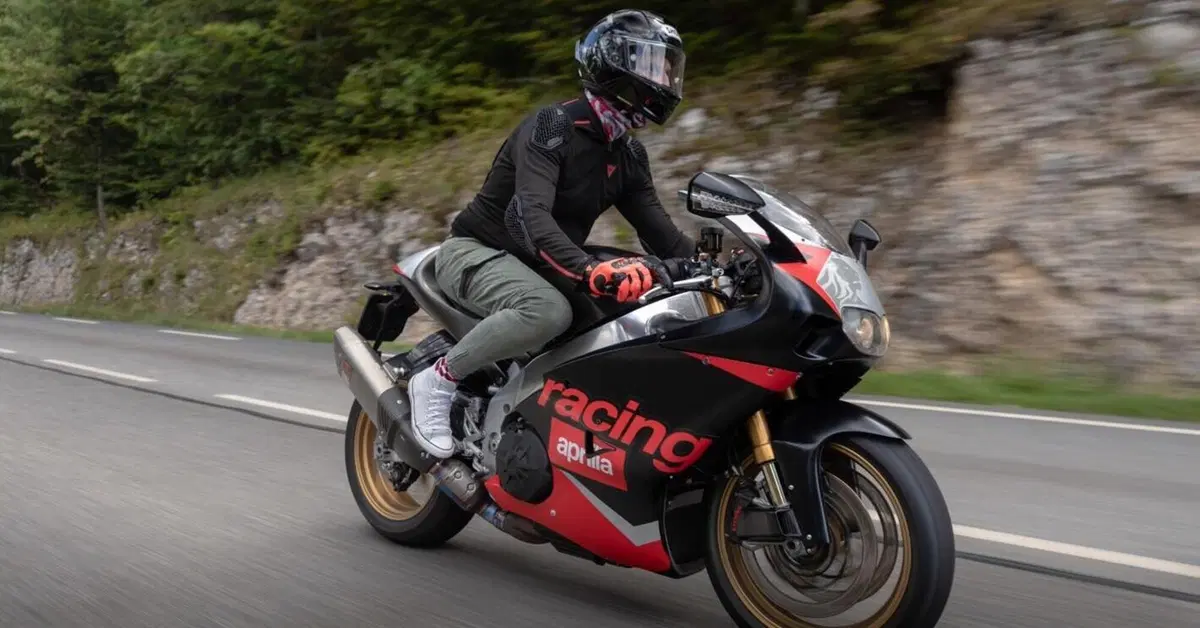 Una moto, due miti: un'Aprilia RSV4 vestita da RS 250