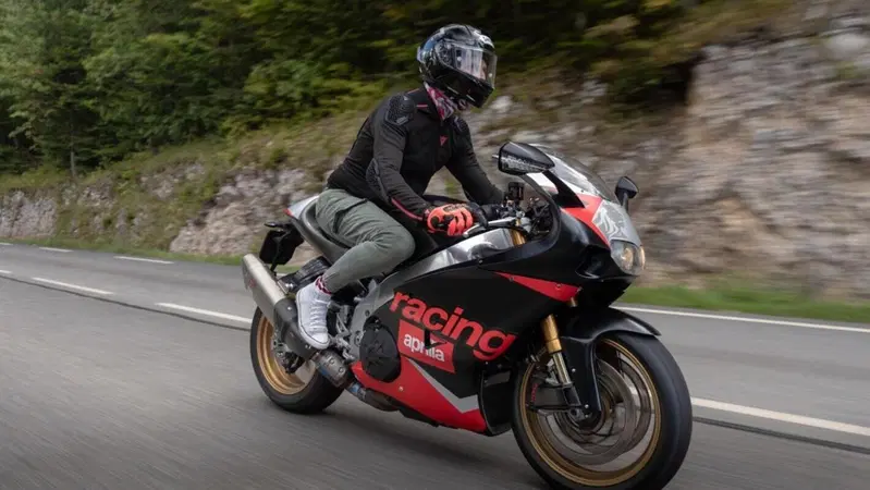 Una moto, due miti: un'Aprilia RSV4 vestita da RS 250