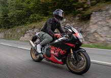 Una moto, due miti: un'Aprilia RSV4 vestita da RS 250