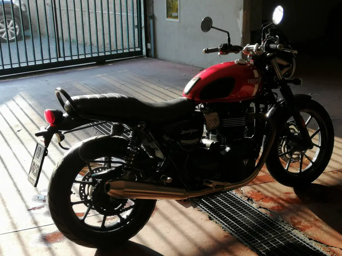 Triumph Street Twin 900 (2017 - 18) (3)