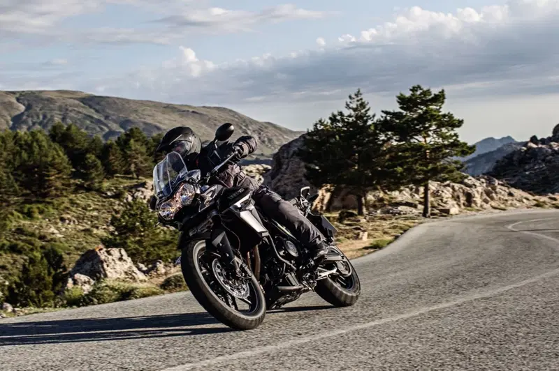 La Tiger 800XR &egrave; la versione pi&ugrave; votata all'uso stradale turistico