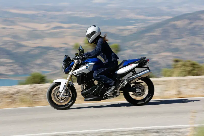 Pi&ugrave; accessibile del modello precedente, la F800R 2015 'apre' al pubblico femminile