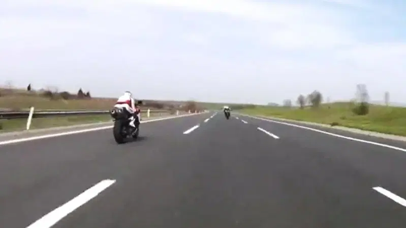 L'autostrada &egrave; un deserto (quasi) e la ZX-10R, la R1 e il GSX-R si sfidano a tutto gas! [VIDEO VIRALE]