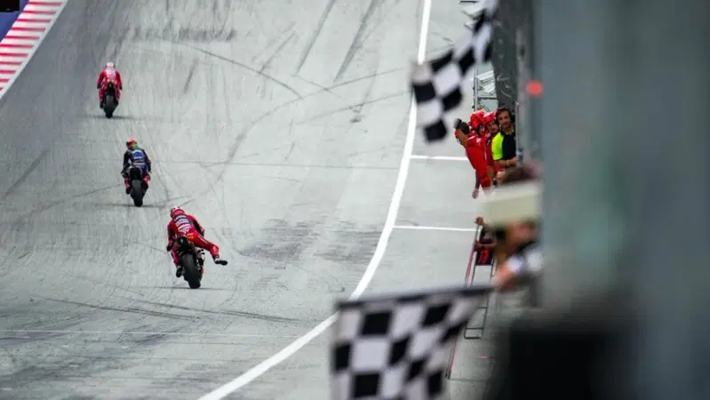Gara Sprint in MotoGP: il tema &egrave; sempre pi&ugrave; caldo. L'intervento di Ezpeleta jr
