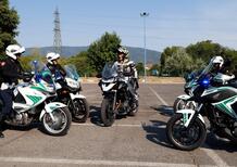 Impennare con la moto. Cosa rischio se mi ferma la Polizia? Posso in un piazzale? [VIDEO]