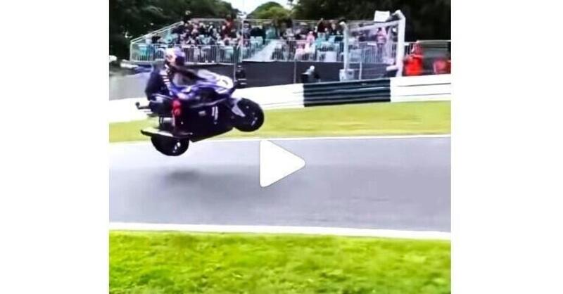 Che spettacolo Toprak Razgatlioglu, guarda che salti a Cadwell Park! [VIDEO VIRALE]