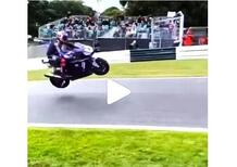 Che spettacolo Toprak Razgatlioglu, guarda che salti a Cadwell Park! [VIDEO VIRALE]