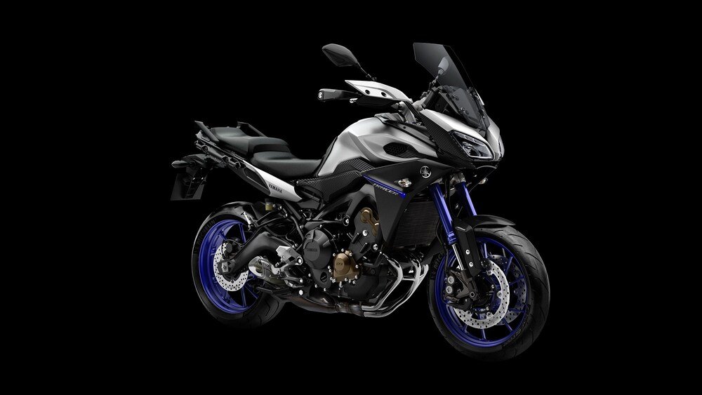 La colorazione Race blu accentua la vocazione sportiva della Yamaha MT-09 Tracer