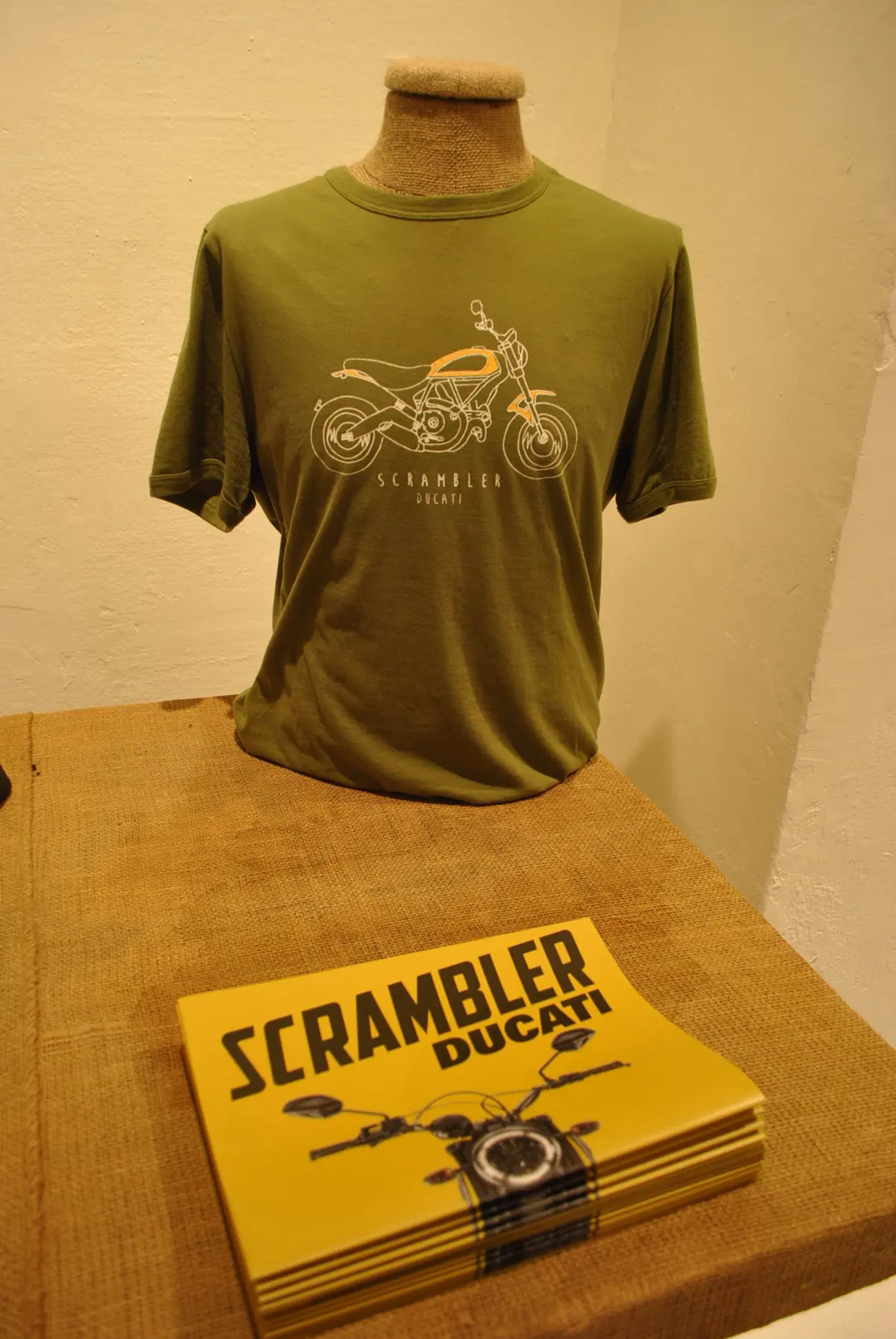 Ducati presenta a EICMA la linea di abbigliamento e accessori Scrambler