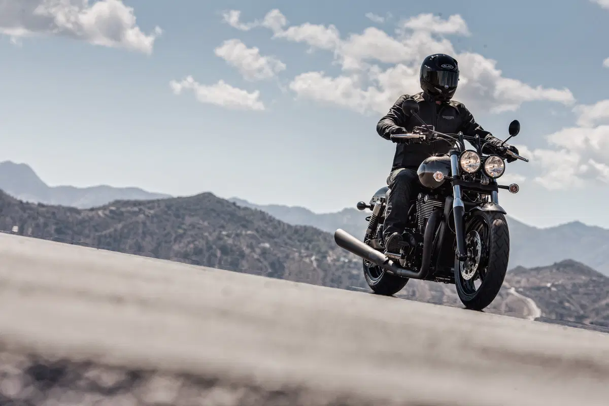 Triumph Thunderbird Night Storm 1107 m.y. 2015 (7)