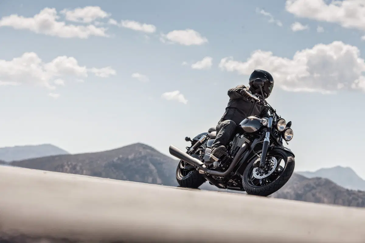 Triumph Thunderbird Night Storm 1107 m.y. 2015 (8)