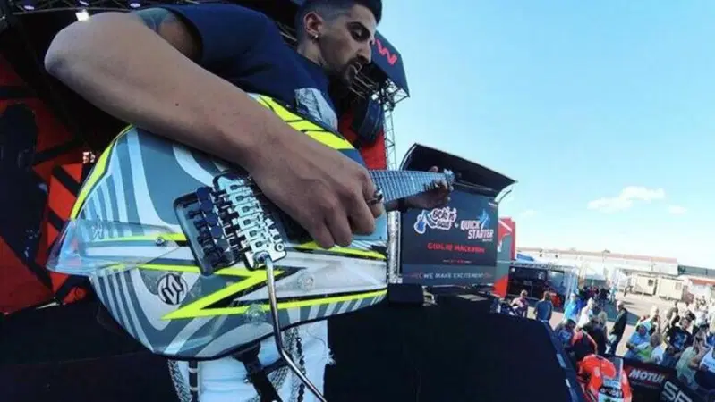 Chitarra in spalla ben allacciata! Giulio Maceroni e il suo Inno di Mameli al GP di Misano