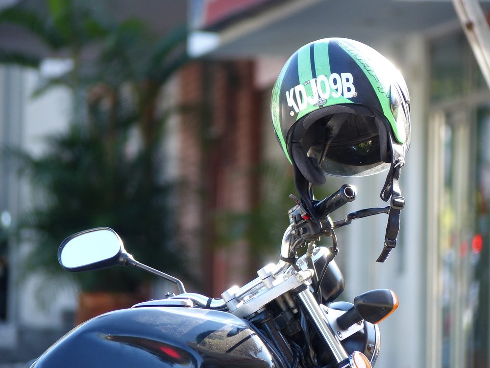 Il numero di targa replicato sul casco, obbligatorio per la legge colombiana