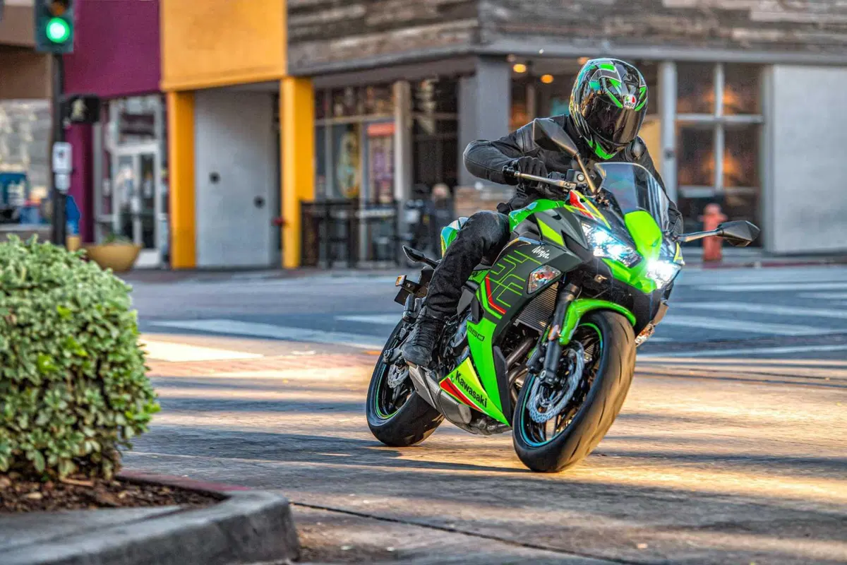 Nuove Kawasaki Z650 e Ninja 650: perché si guidano meglio? (17)