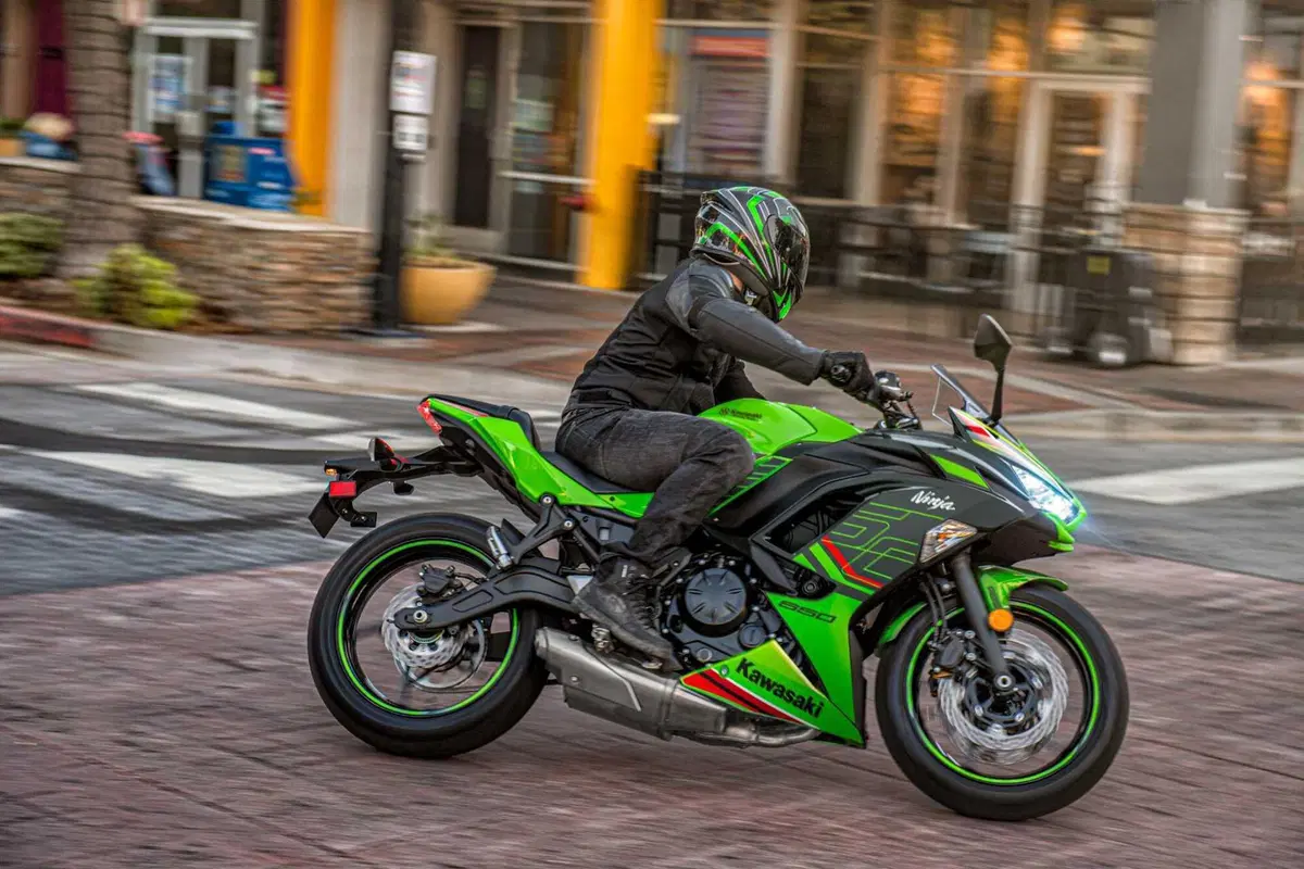 Nuove Kawasaki Z650 e Ninja 650: perché si guidano meglio? (13)
