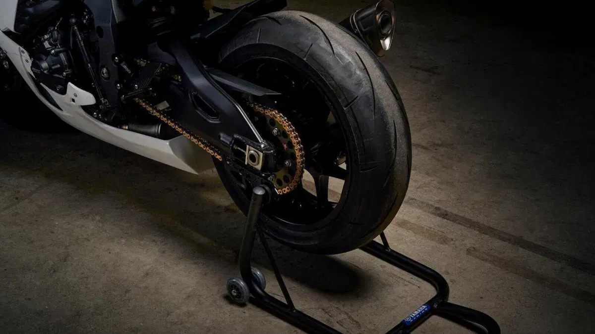 R1 GYTR: Yamaha si ispira alla SBK per offrire moto a uso pista (11)