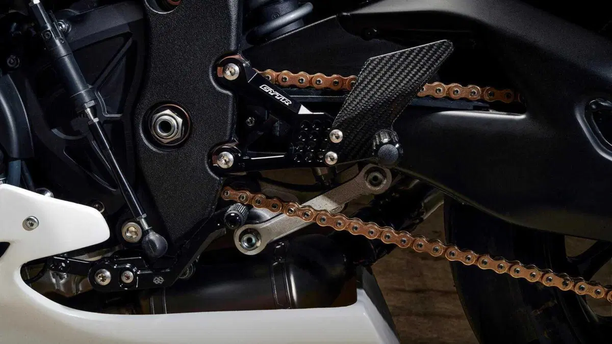 R1 GYTR: Yamaha si ispira alla SBK per offrire moto a uso pista (19)