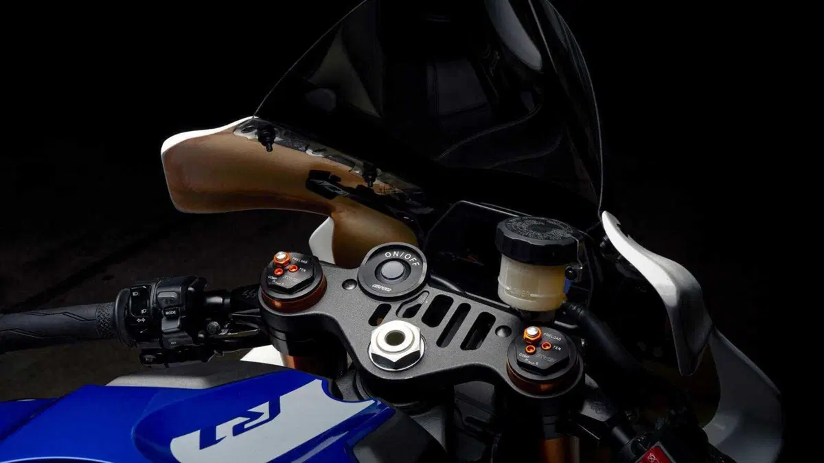 R1 GYTR: Yamaha si ispira alla SBK per offrire moto a uso pista (18)