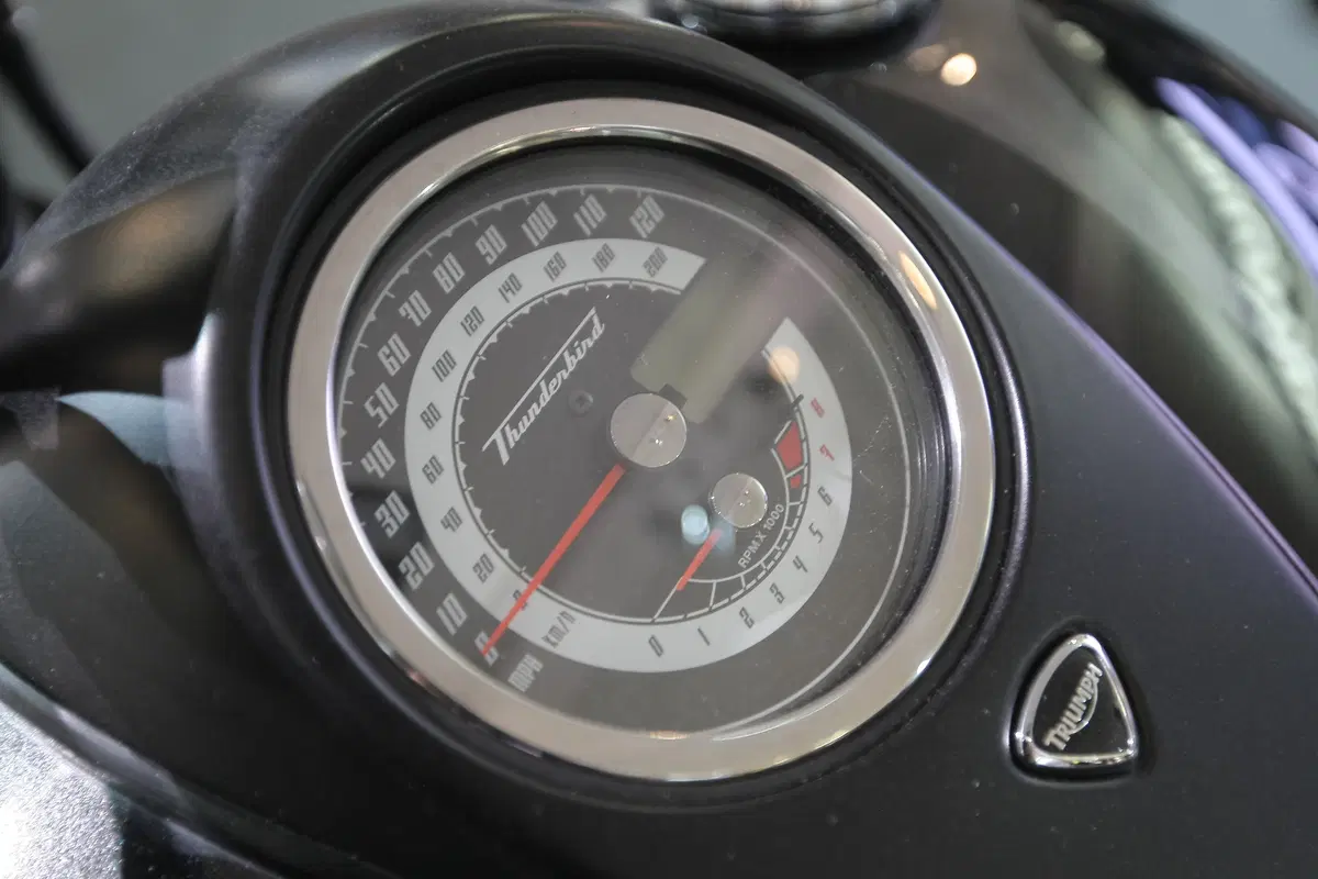 Triumph Thunderbird Night Storm 1107 m.y. 2015 (6)