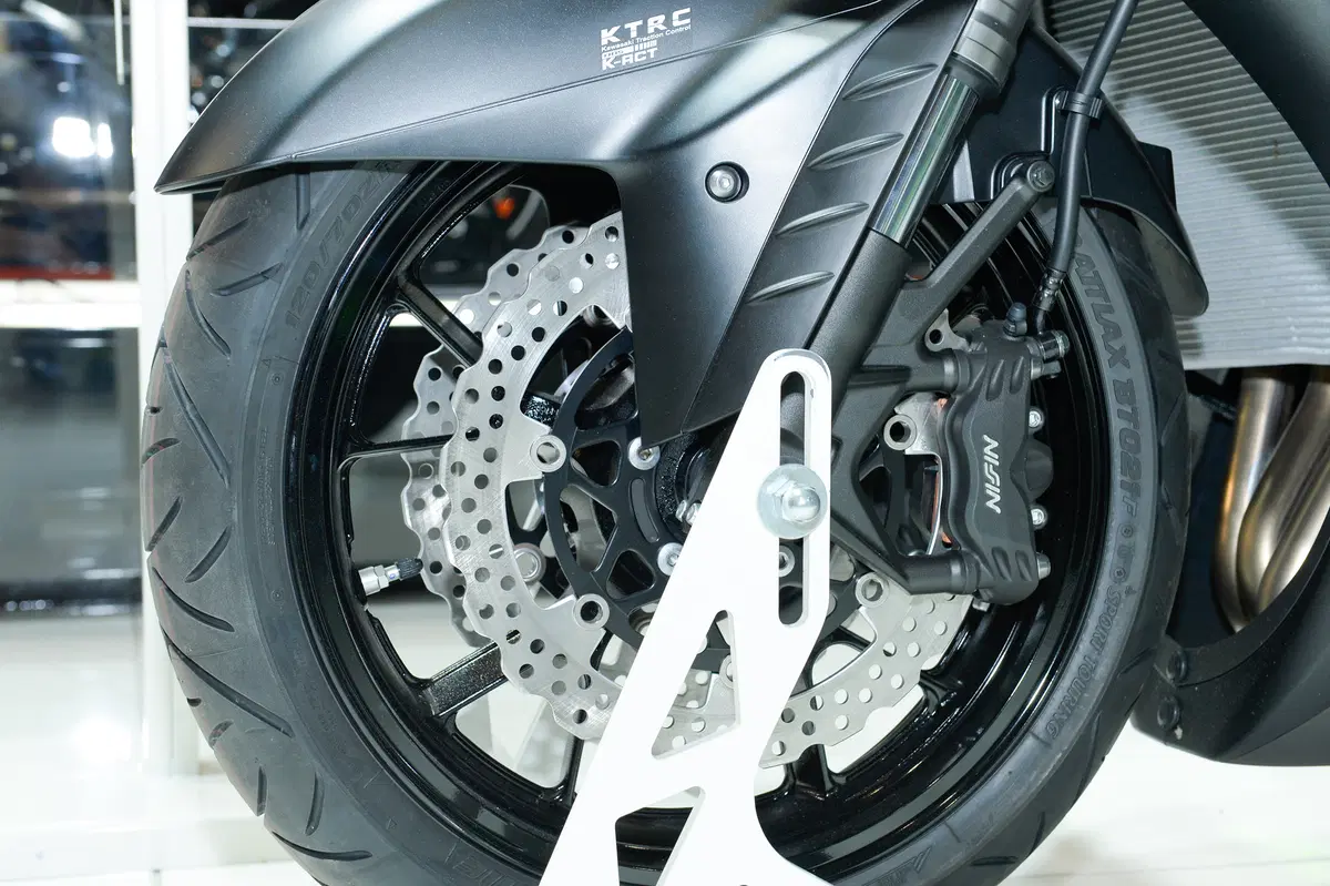 Kawasaki GTR 1400 2015 (9)