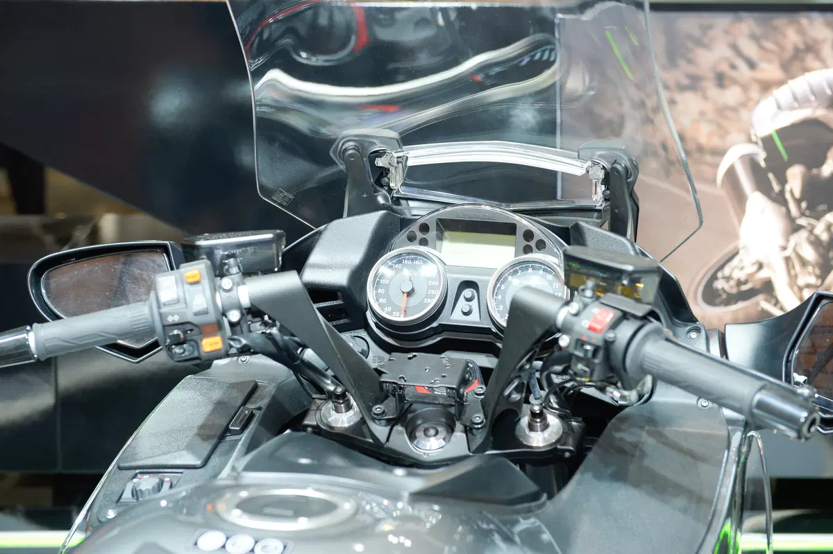 Kawasaki GTR 1400 2015 (16)
