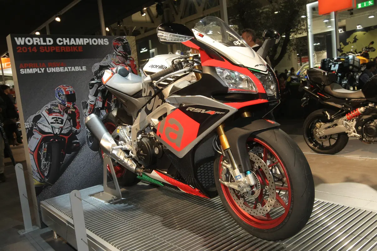 Aprilia RSV4 RR 2015 (8)