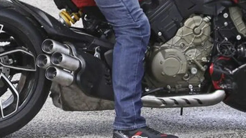 Ducati Diavel, sorpresa annunciata: arriva con il V4 [Foto spia]
