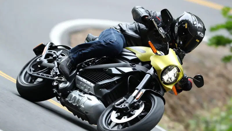 Fenomeno overtapping: &egrave; vero che i veicoli elettrici fanno pi&ugrave; incidenti? E le moto?