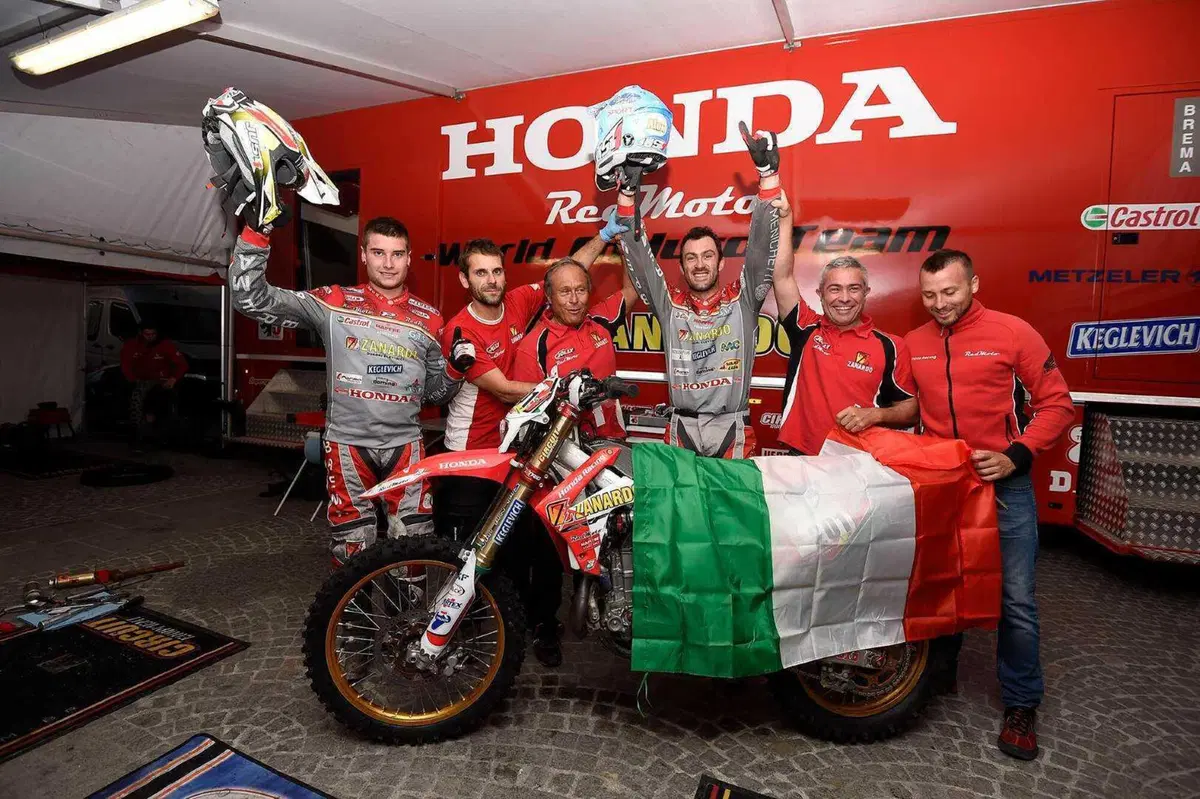 Alex Salvini. Stop. Anche il Casco Nella Vetrina dei Trofei (13)
