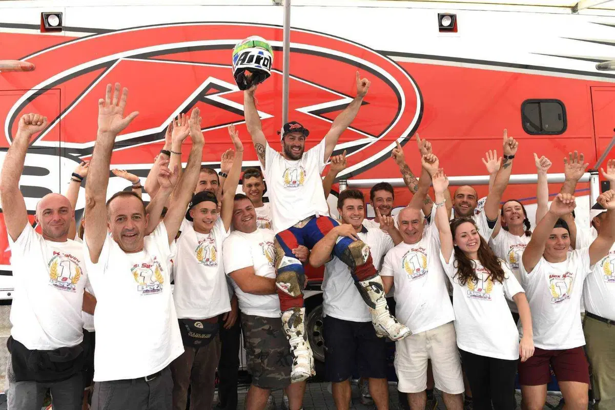 Alex Salvini. Stop. Anche il Casco Nella Vetrina dei Trofei (15)