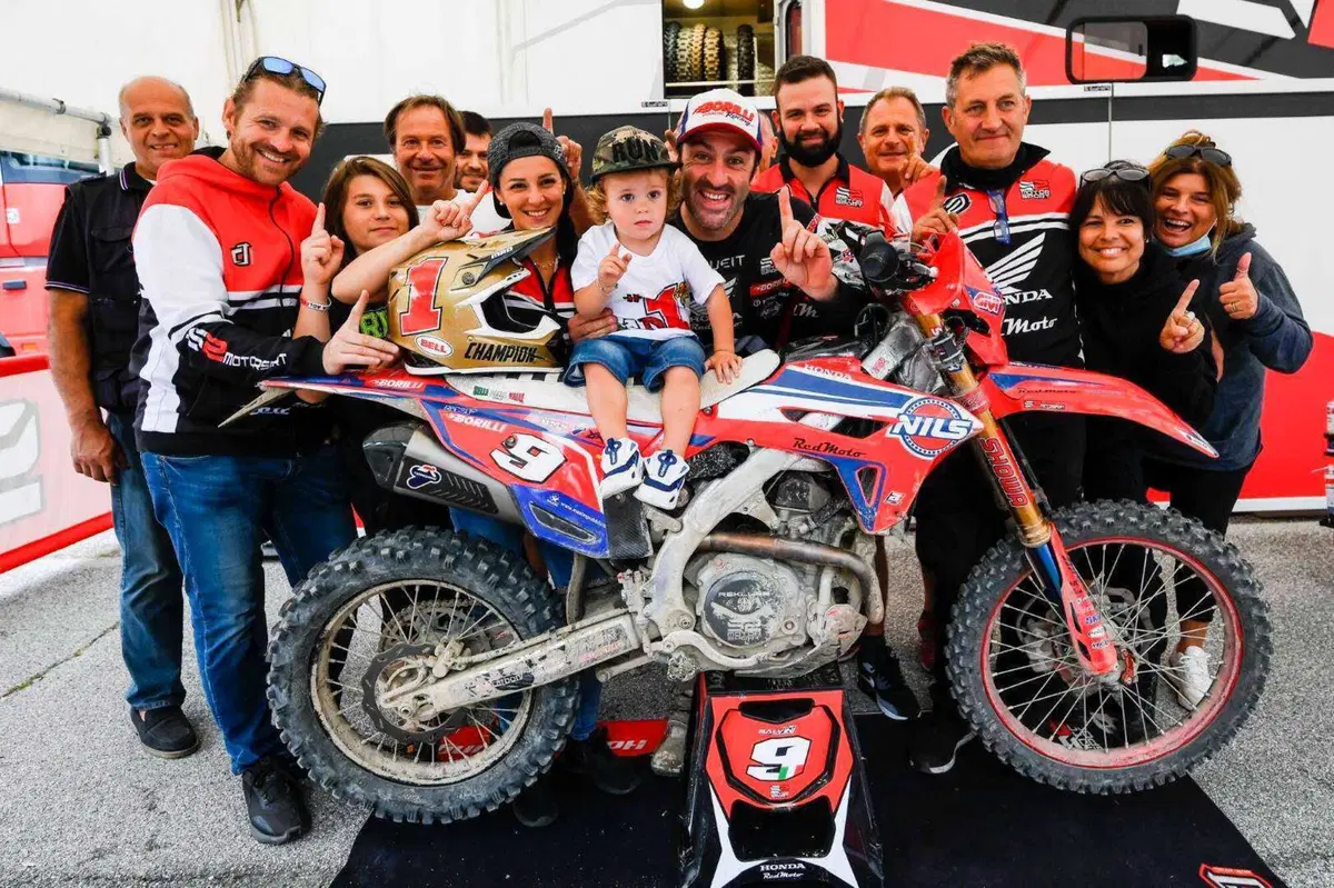 Alex Salvini. Stop. Anche il Casco Nella Vetrina dei Trofei (20)