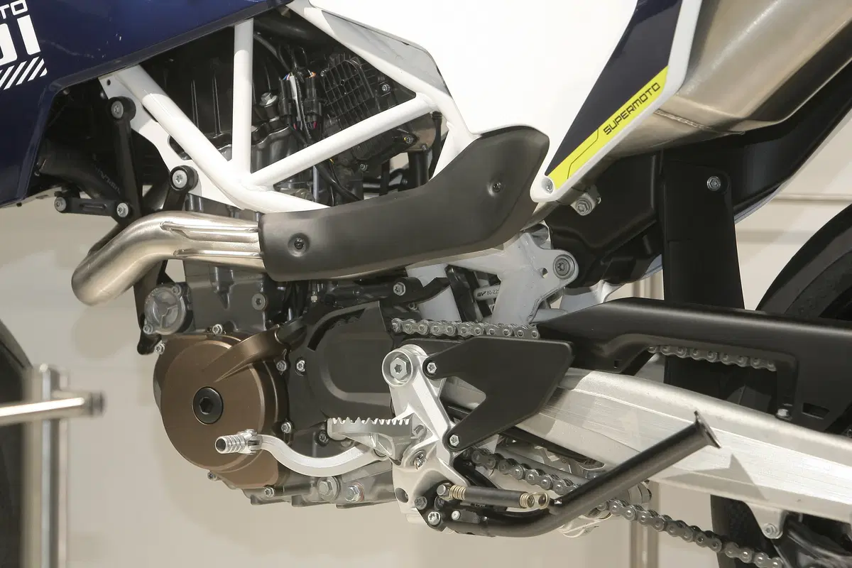 Husqvarna 701 Supermoto 2015 (4)