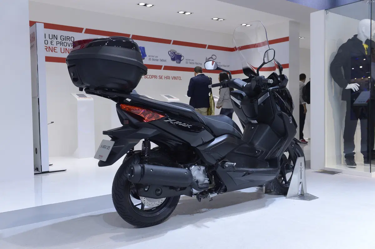 Yamaha X-MAX 125 e 250 Momodesign (3)