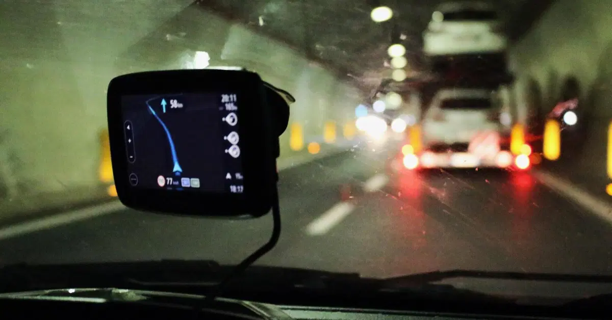 Contromano in autostrada per 20 km: anziana finisce addosso alla polizia!