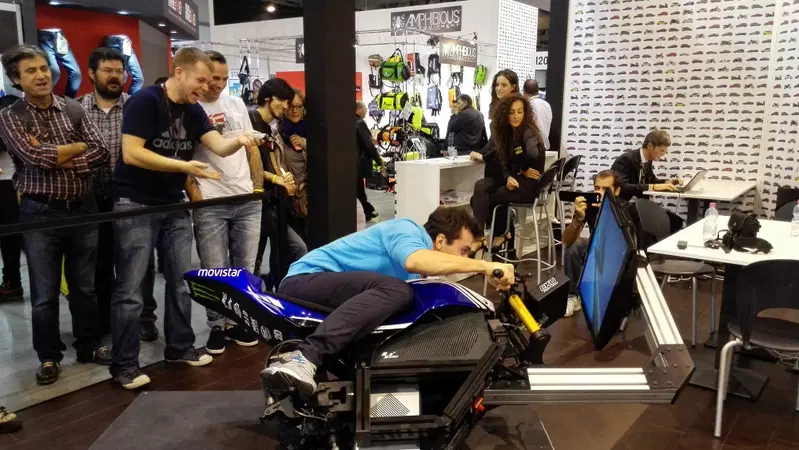 Prova a piegare con la Yamaha M1 di Lorenzo allo stand di Moto.it!