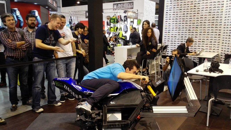 Prova a piegare con la Yamaha M1 di Lorenzo allo stand di Moto.it!