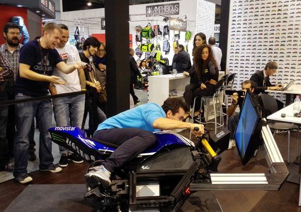 Prova a piegare con la Yamaha M1 di Lorenzo allo stand di Moto.it!