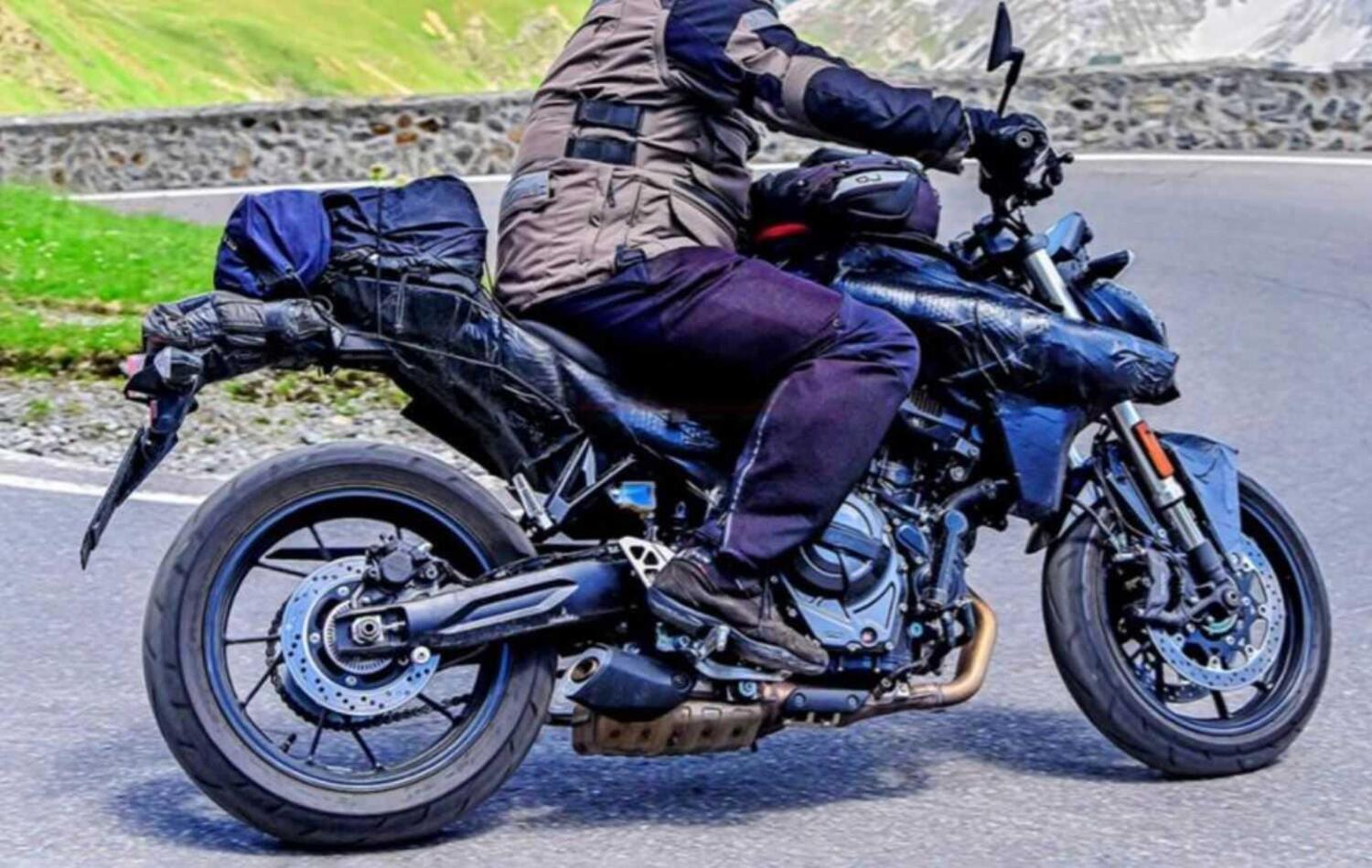 Le future SV e V-Strom Suzuki hanno perso la V [Foto spia]