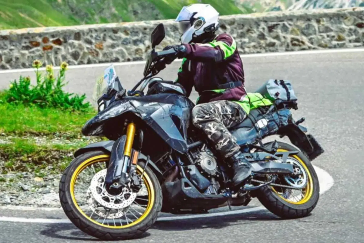 Le future SV e V-Strom Suzuki hanno perso la V [Foto spia] (4)