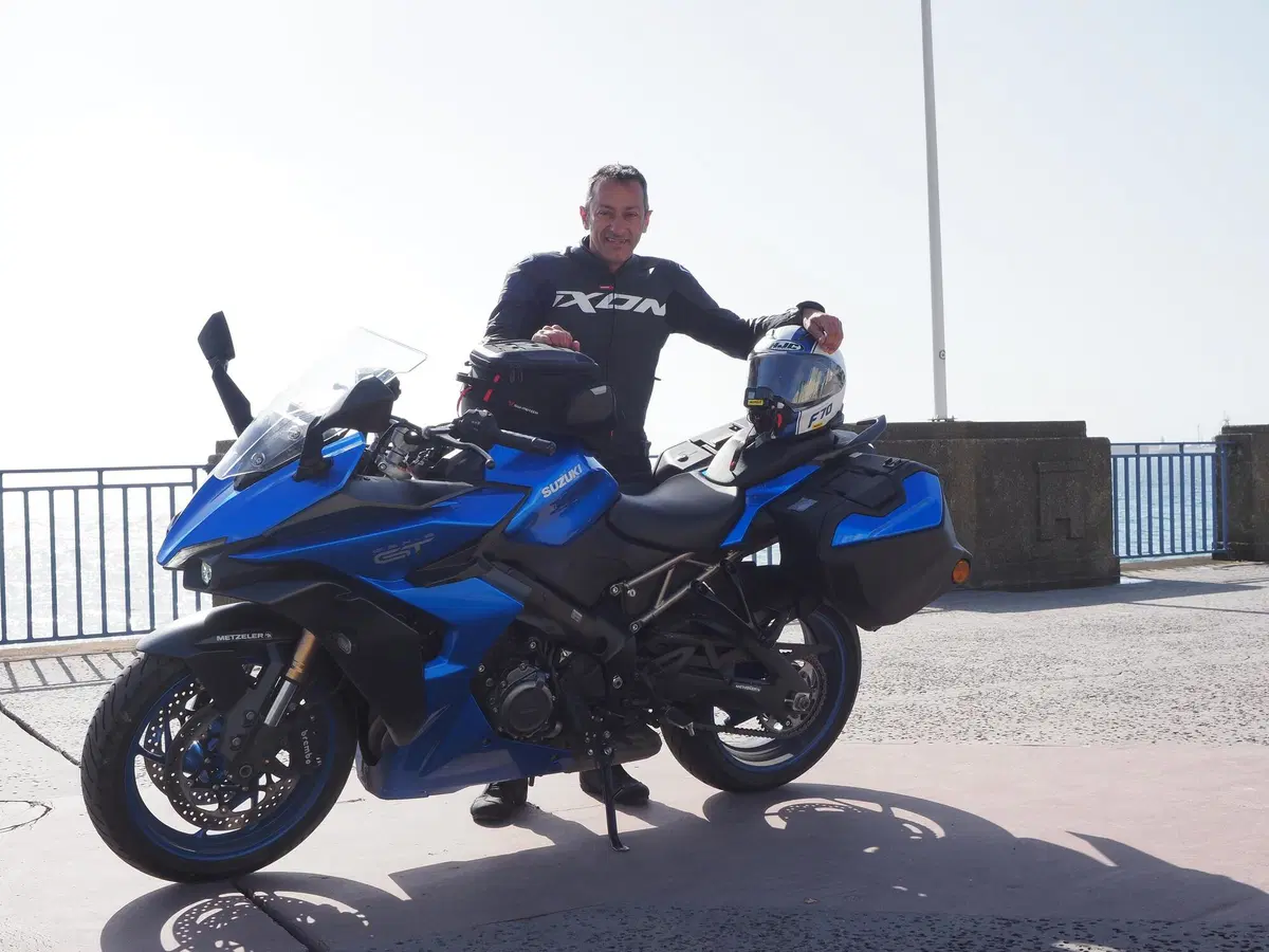 Pi&ugrave; di 6 mila km in sella alla Suzuki GSX-S1000GT, dalla Sicilia all'Isola di Man [VIDEO]