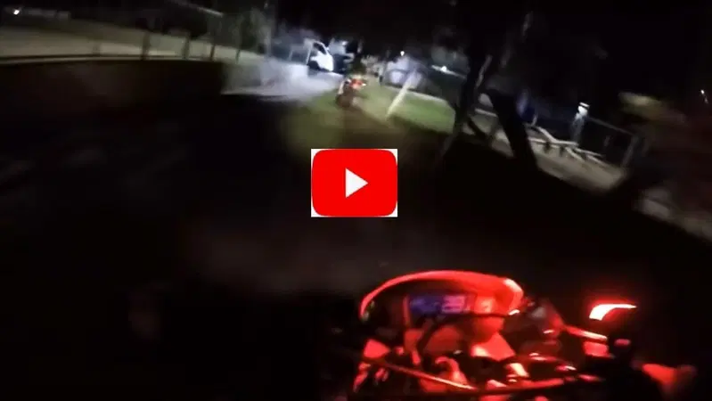 Nei cortili, tra le case, il poliziotto in moto insegue il delinquente: &egrave; caccia all'uomo! [VIDEO VIRALE]