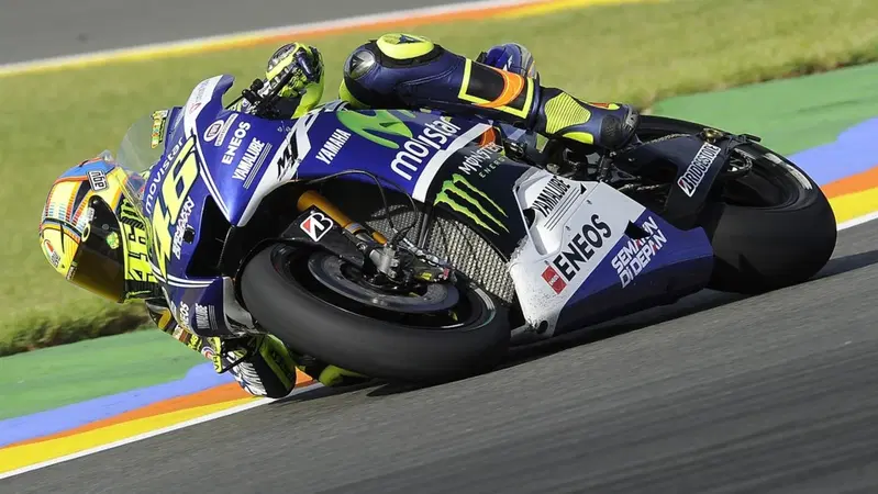 Rossi conquista la pole position a Valencia