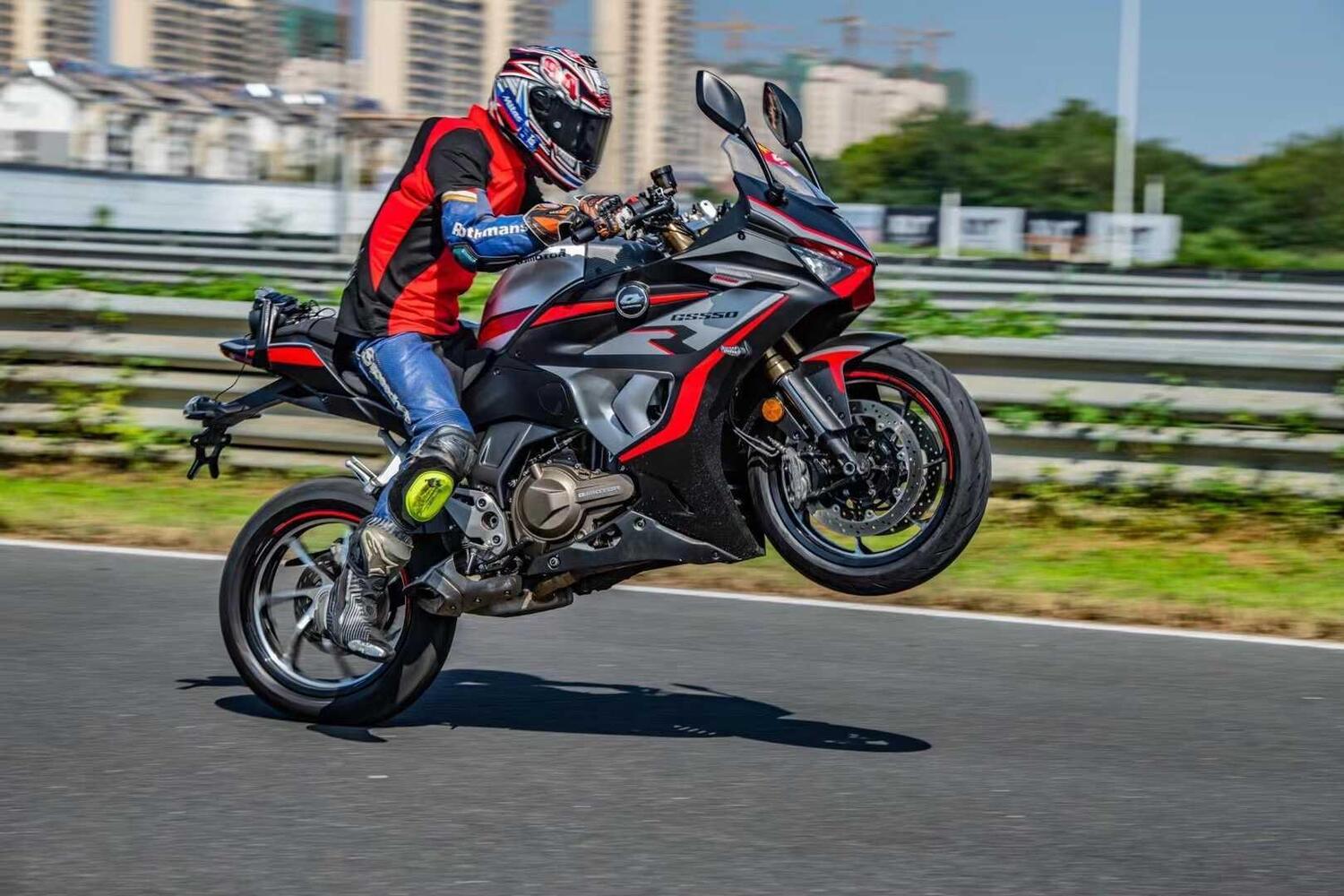 QJMotor svela la SRK 550RR. Oppure GS se preferite