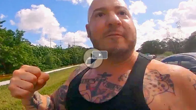 Entrambi hanno fretta, allora perch&eacute; si fermano? "Hey bro!", e scatta la rissa! [VIDEO VIRALE]