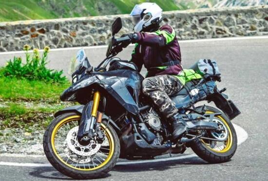 La nuova adventure con il due cilindri in linea avvistata al Passo dello Stelvio